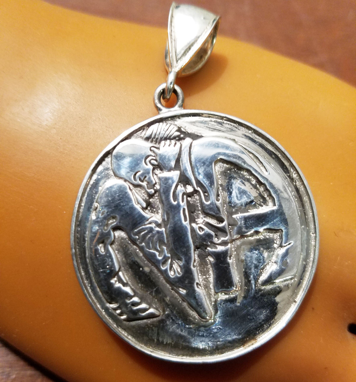 ssj014- Large NA Hugs Pendant