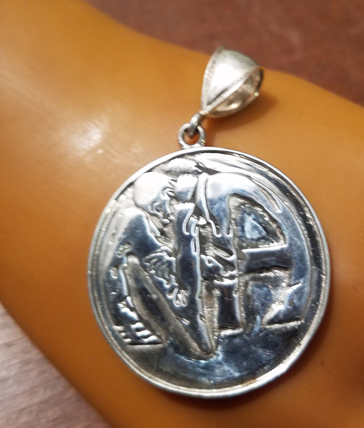 ssj014- Large NA Hugs Pendant