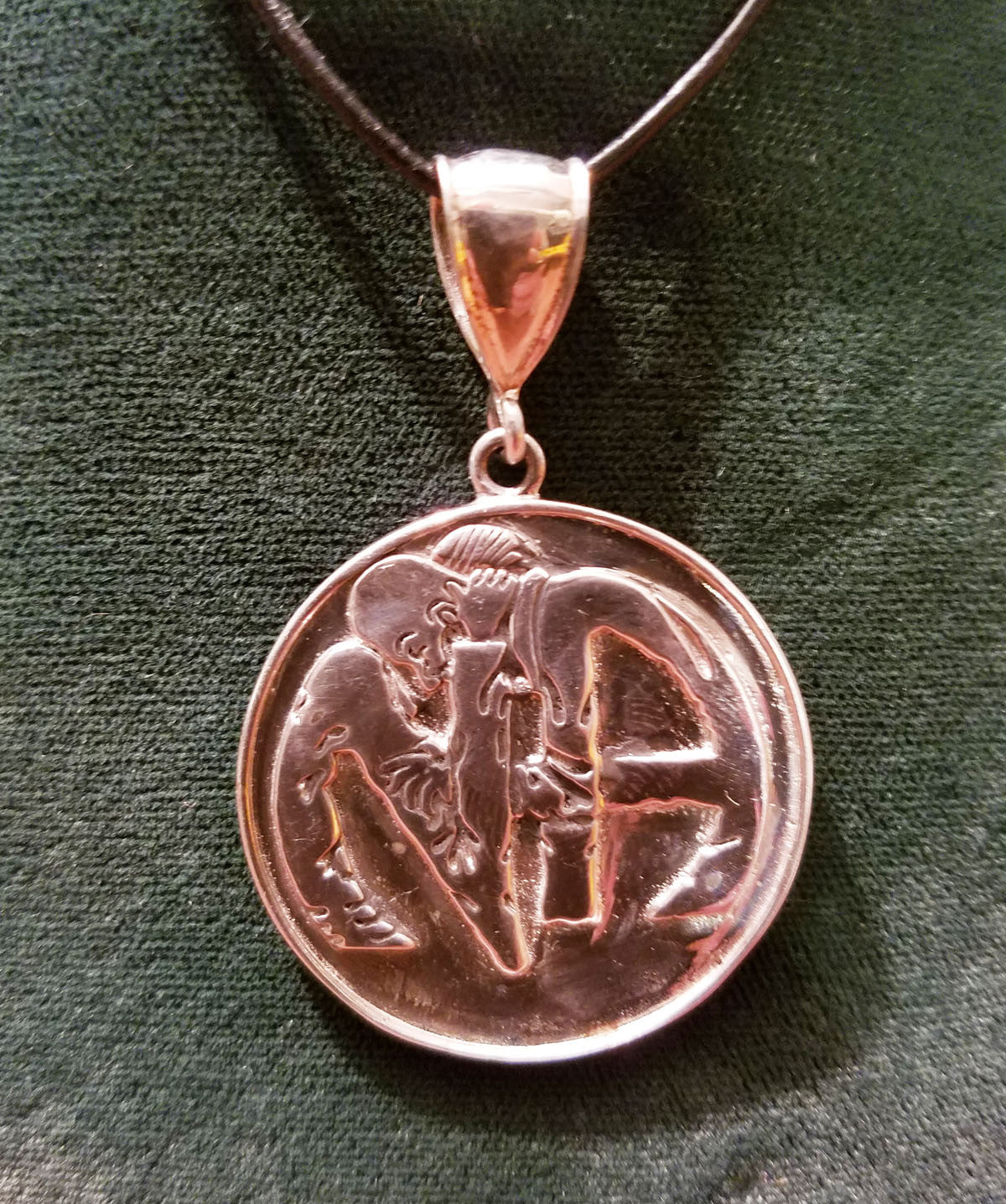 ssj014- Large NA Hugs Pendant