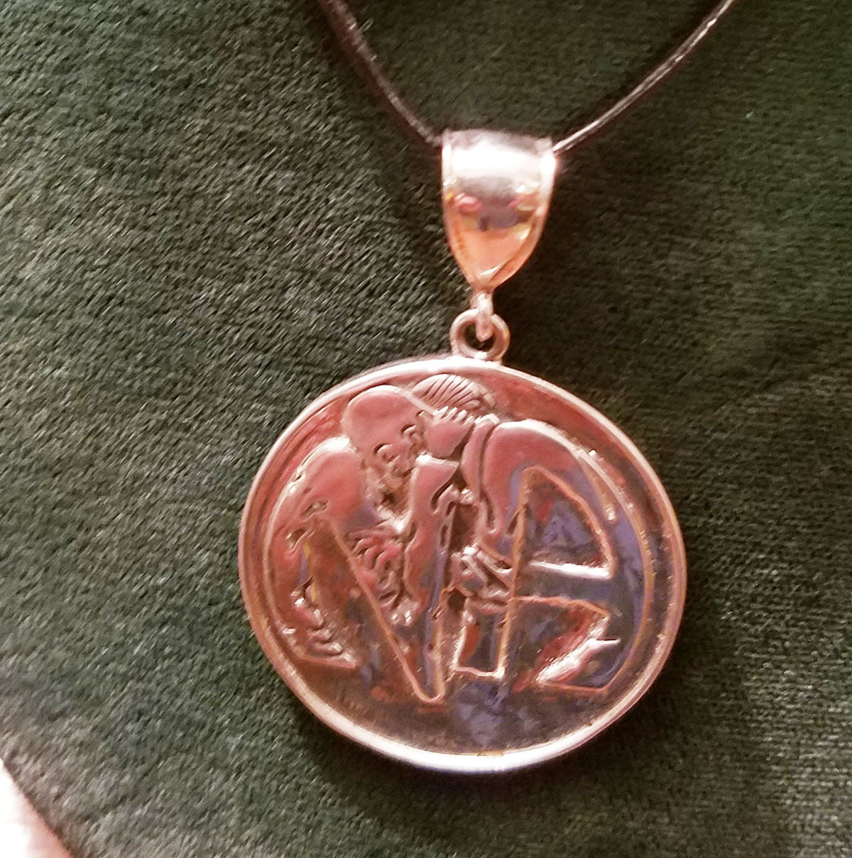 ssj014- Large NA Hugs Pendant