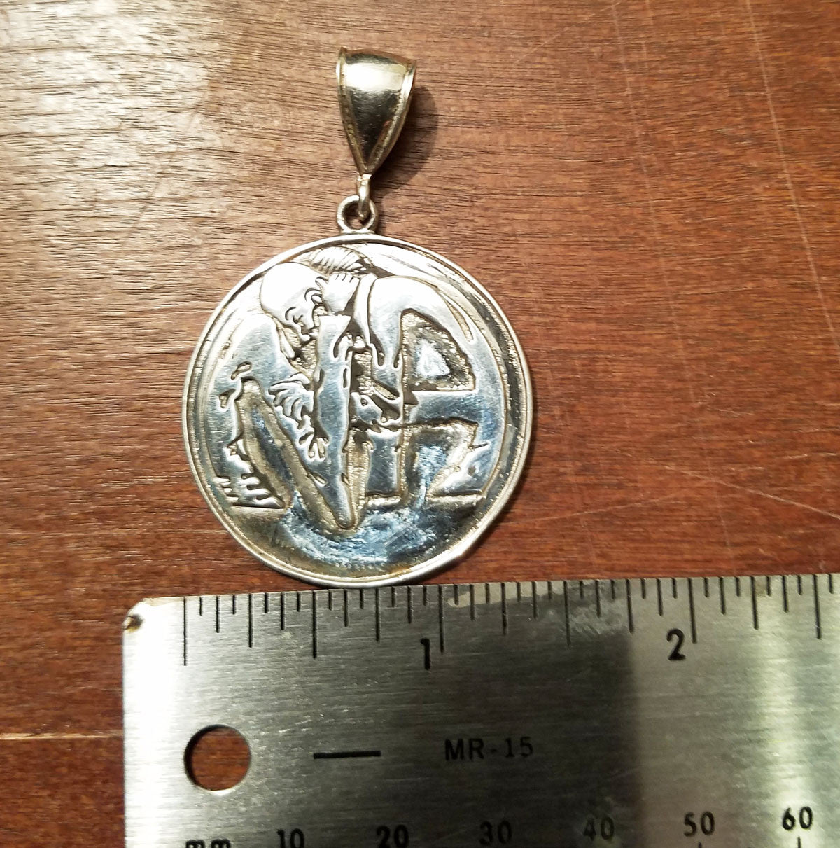 ssj014- Large NA Hugs Pendant