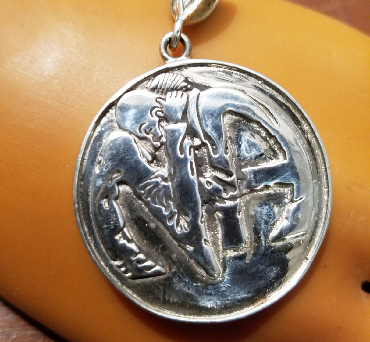 LARGE NA HUGS PENDANT - nawears