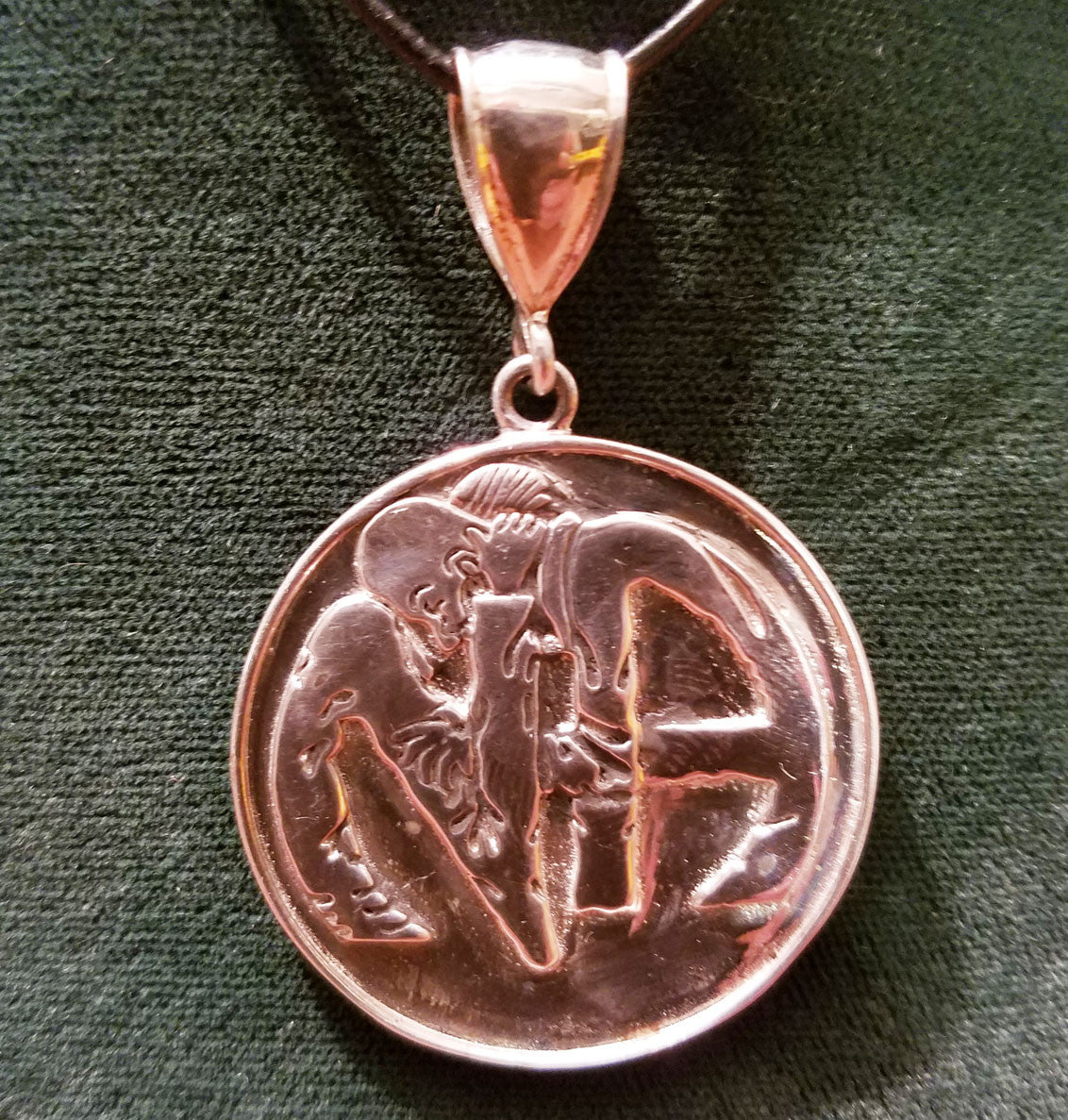 ssj014- Large NA Hugs Pendant